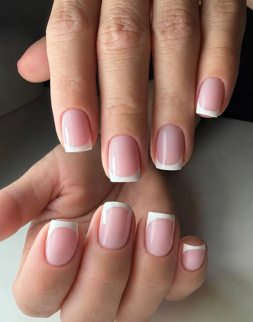Korte vierkante nagels met een witte French, twee handen