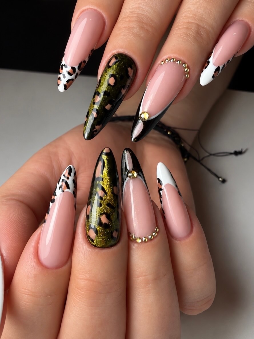 Lange nagels met luipaardprint, zwart en goudchroom, French accenten en steentjes
